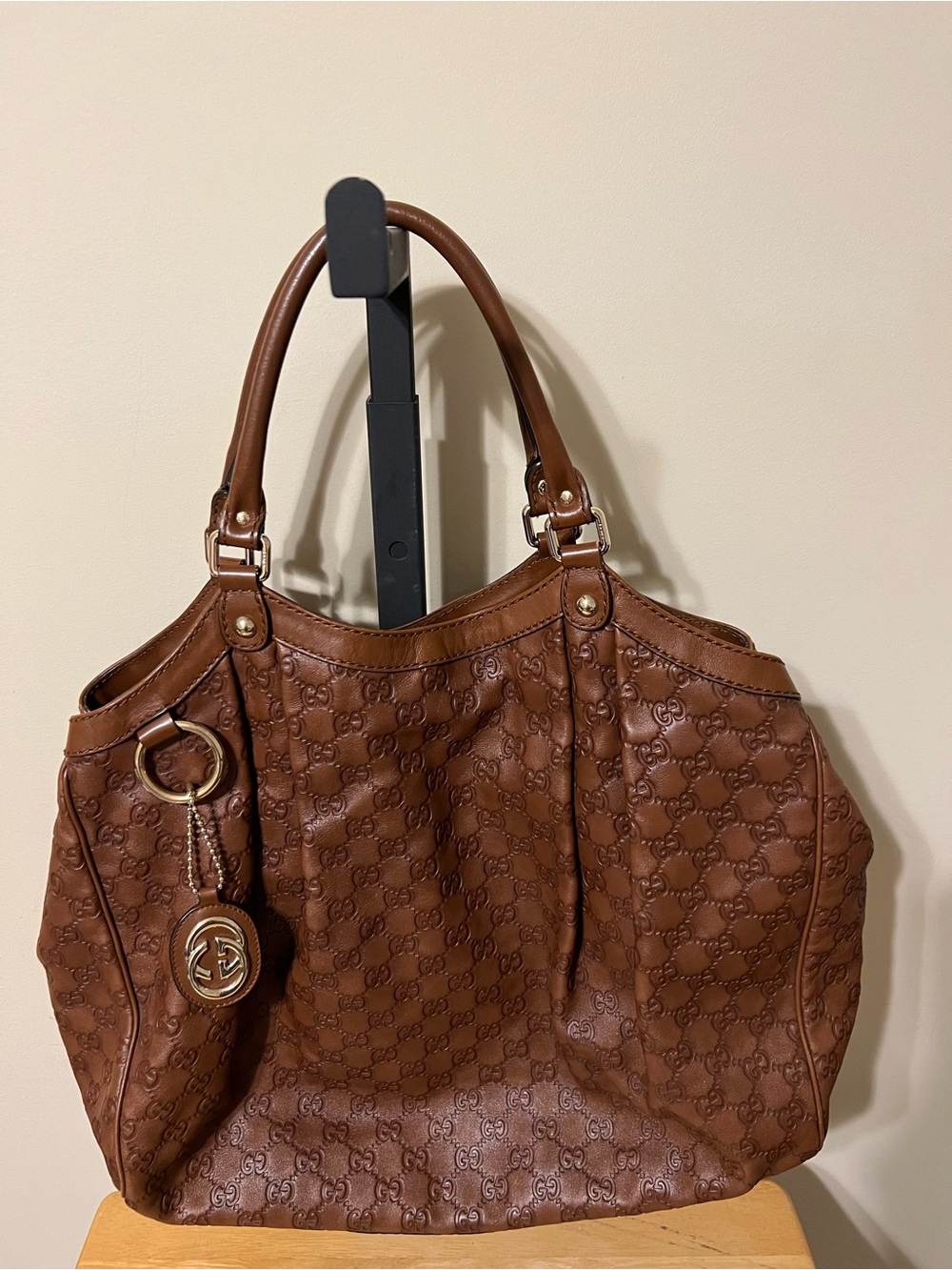 Gucci Sukey Embossed Leather Shoulder Bag with Logo Charm